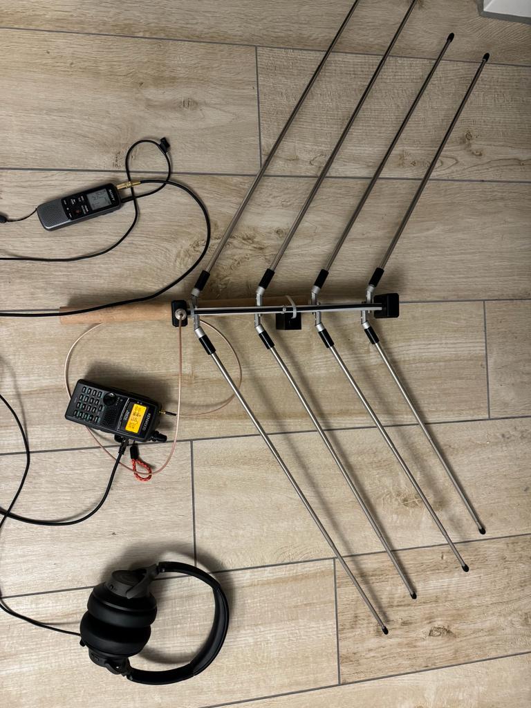 Portables FM Setup mit Fischgräten Antenne